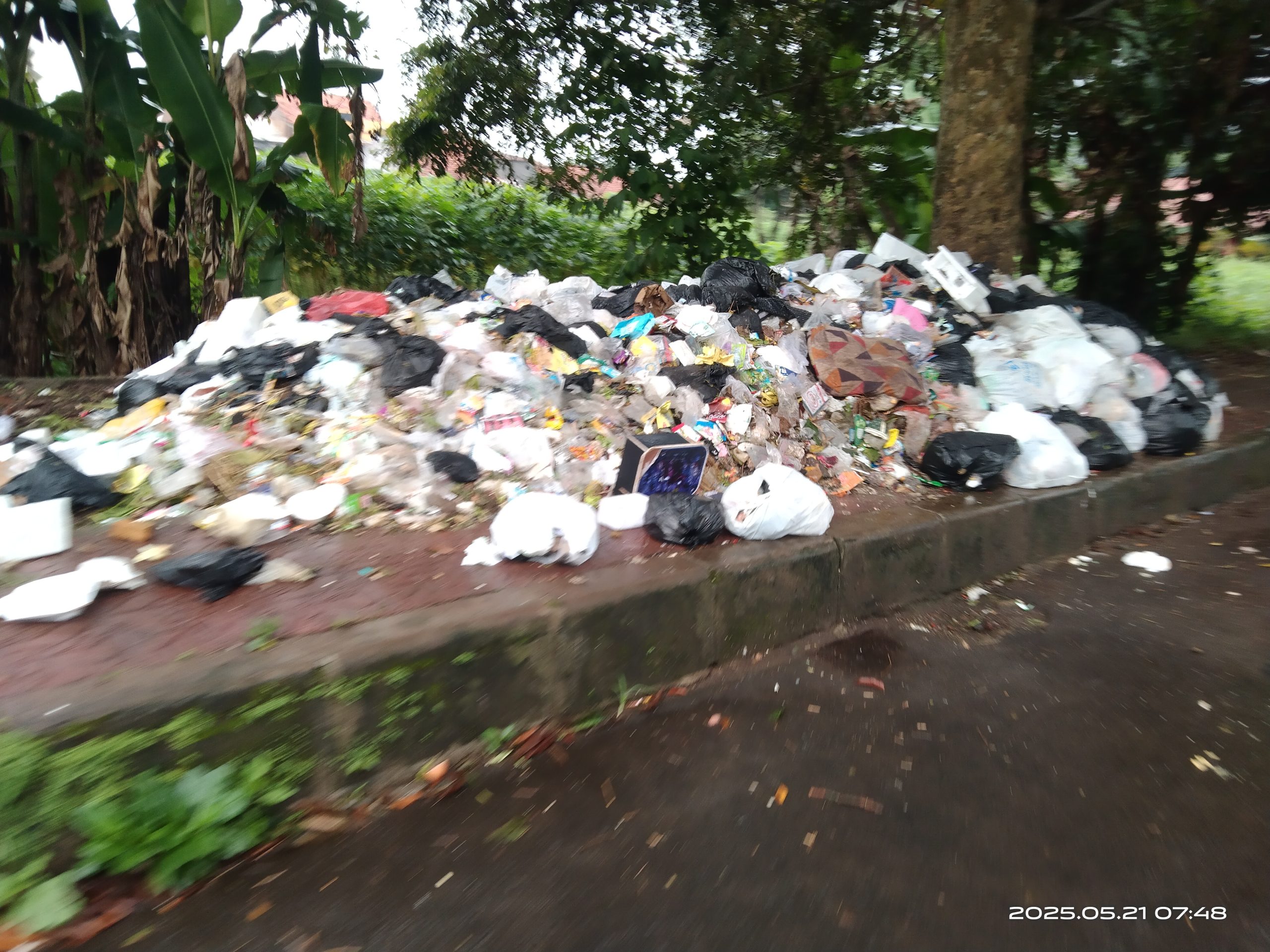 Tumpukan sampah di jalur Perkantoran Pemda Kuningan ( KIC ) Tak Elok Di Pandang Mata