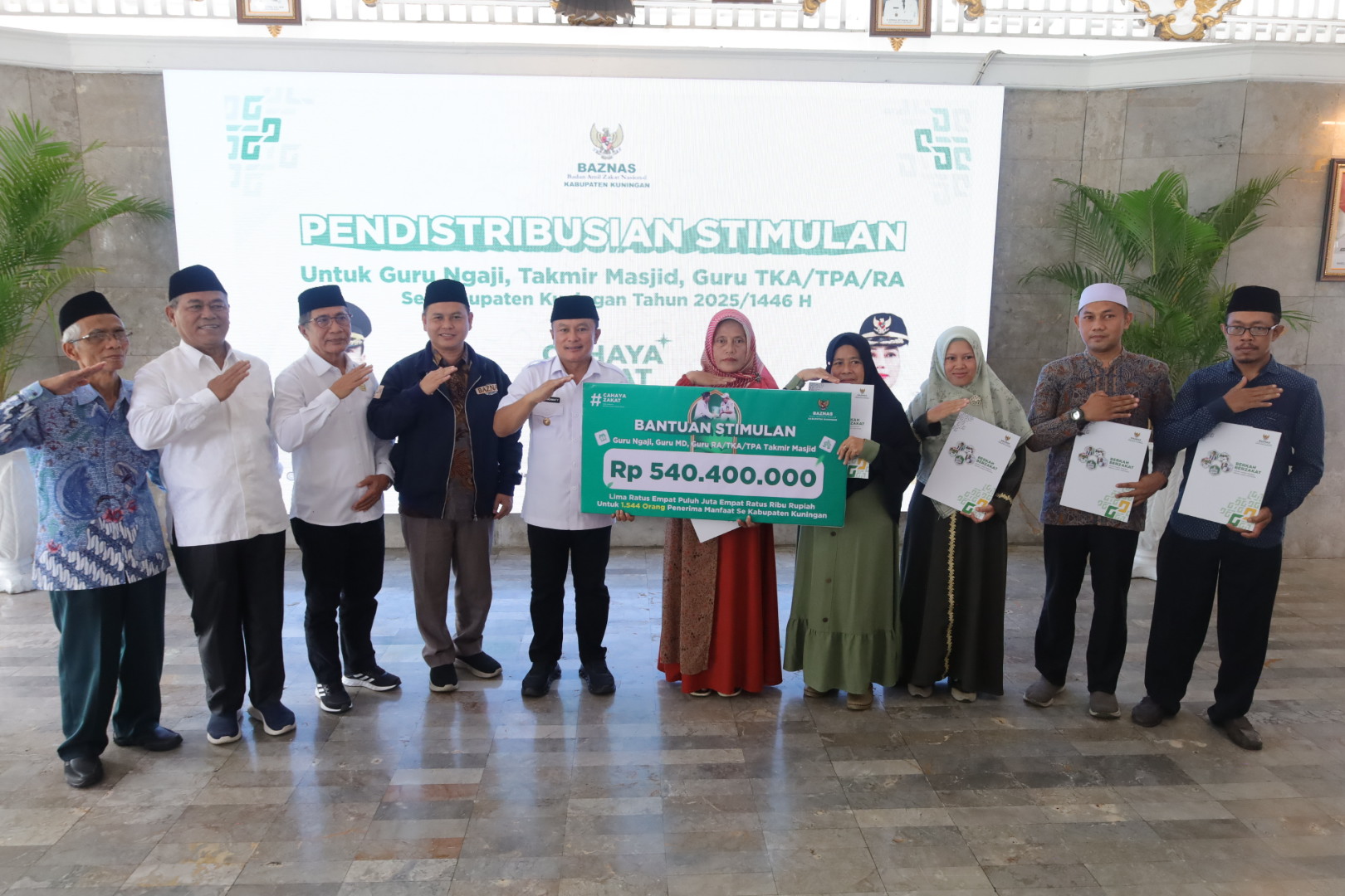 Baznas Salurkan Bantuan Stimulan Rp 540 Juta kepada Guru Ngaji dan Takmir Masjid
