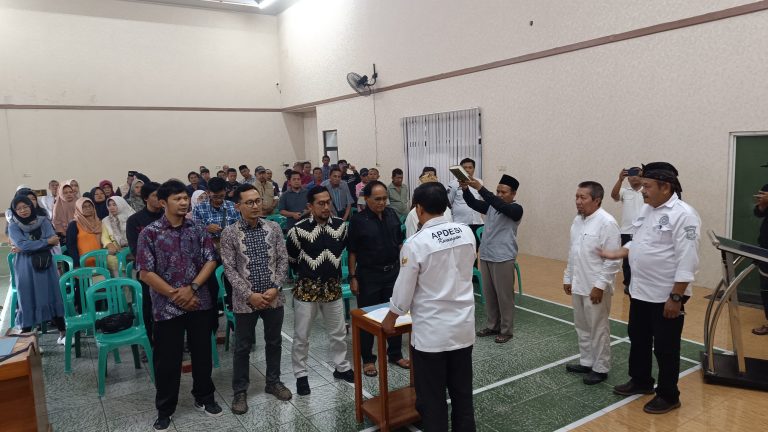 Kades H.Mulyadin’ Lantik Pengurus BUMDes Andayasari Yang Baru
