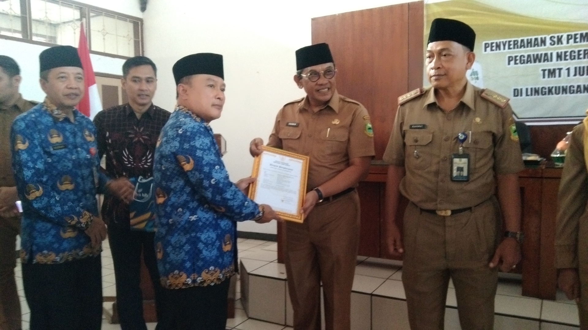 Penyerahan SK dan Pelepasan Calon Purna Bhakti Pegawai Negeri Sipil