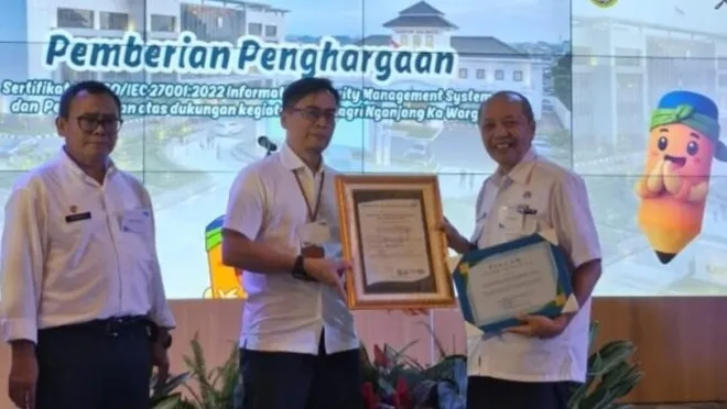 Kadisdukcapil Kuningan Yudi N Terima Penghargaan