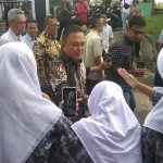 Siswa Smp Bersalam Dengan Bupati Dian