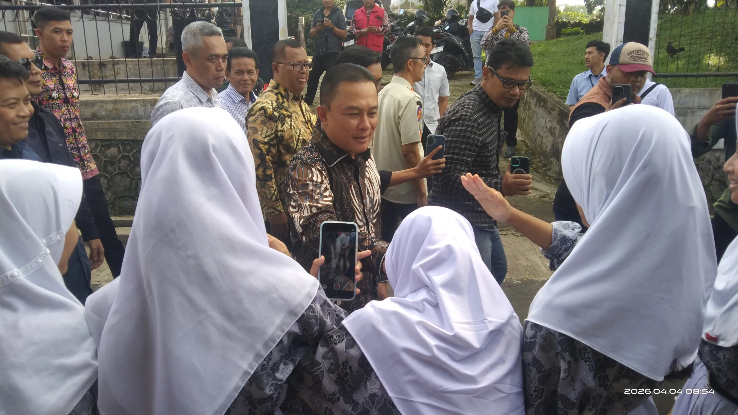 Siswa Smp Bersalam Dengan Bupati Dian