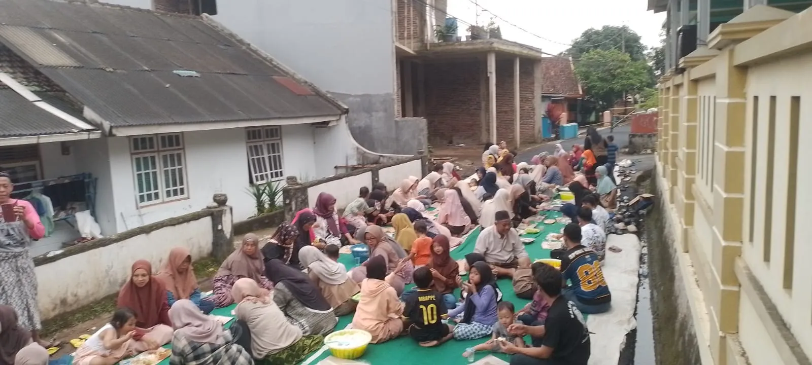 Warga Sempong Syukuran Jalan