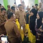 Bupati Kuningan Menyerah Kan Bantuan Pangan