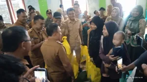 Bupati Kuningan Menyerah Kan Bantuan Pangan