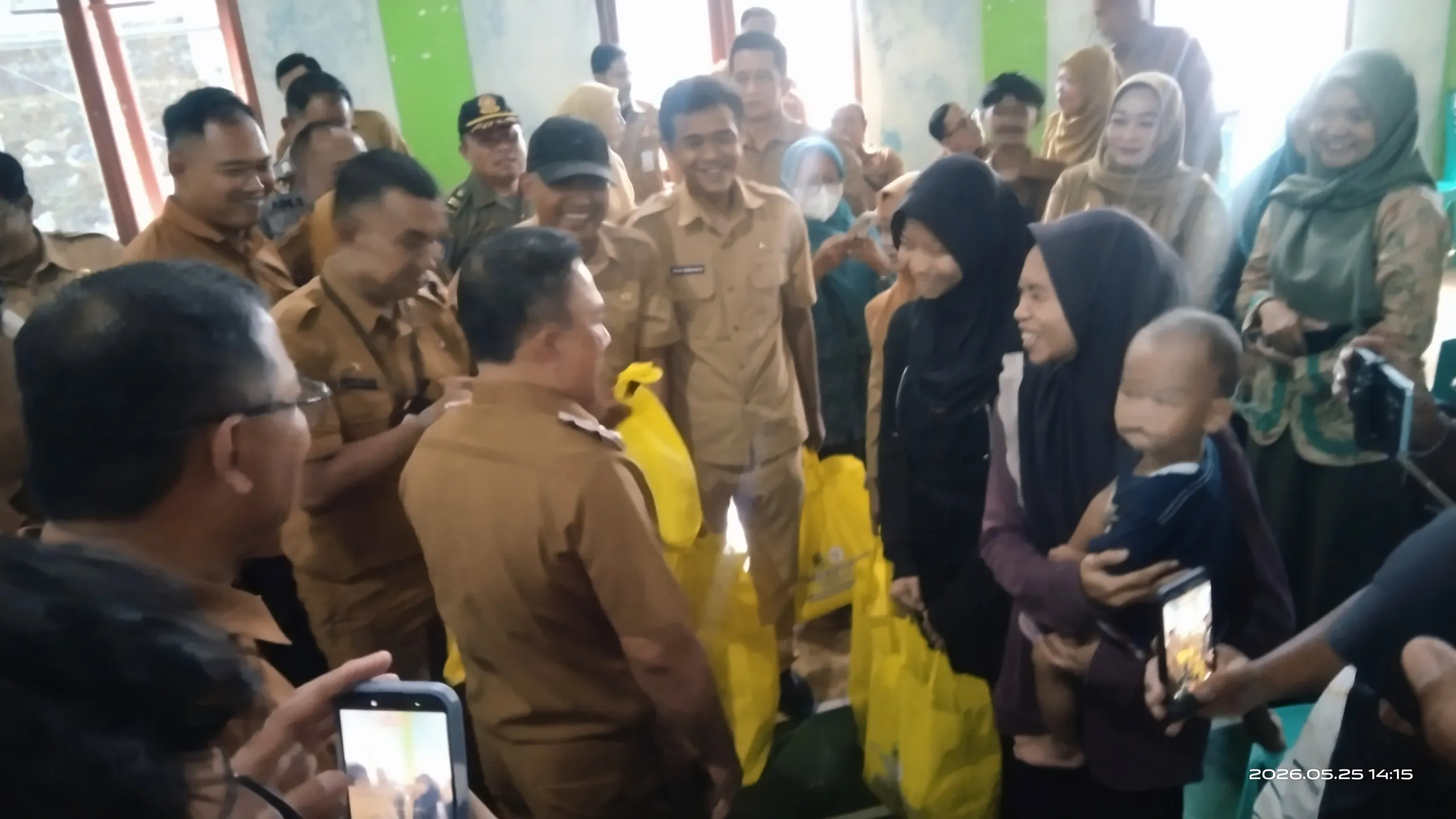 Bupati Kuningan Menyerah Kan Bantuan Pangan