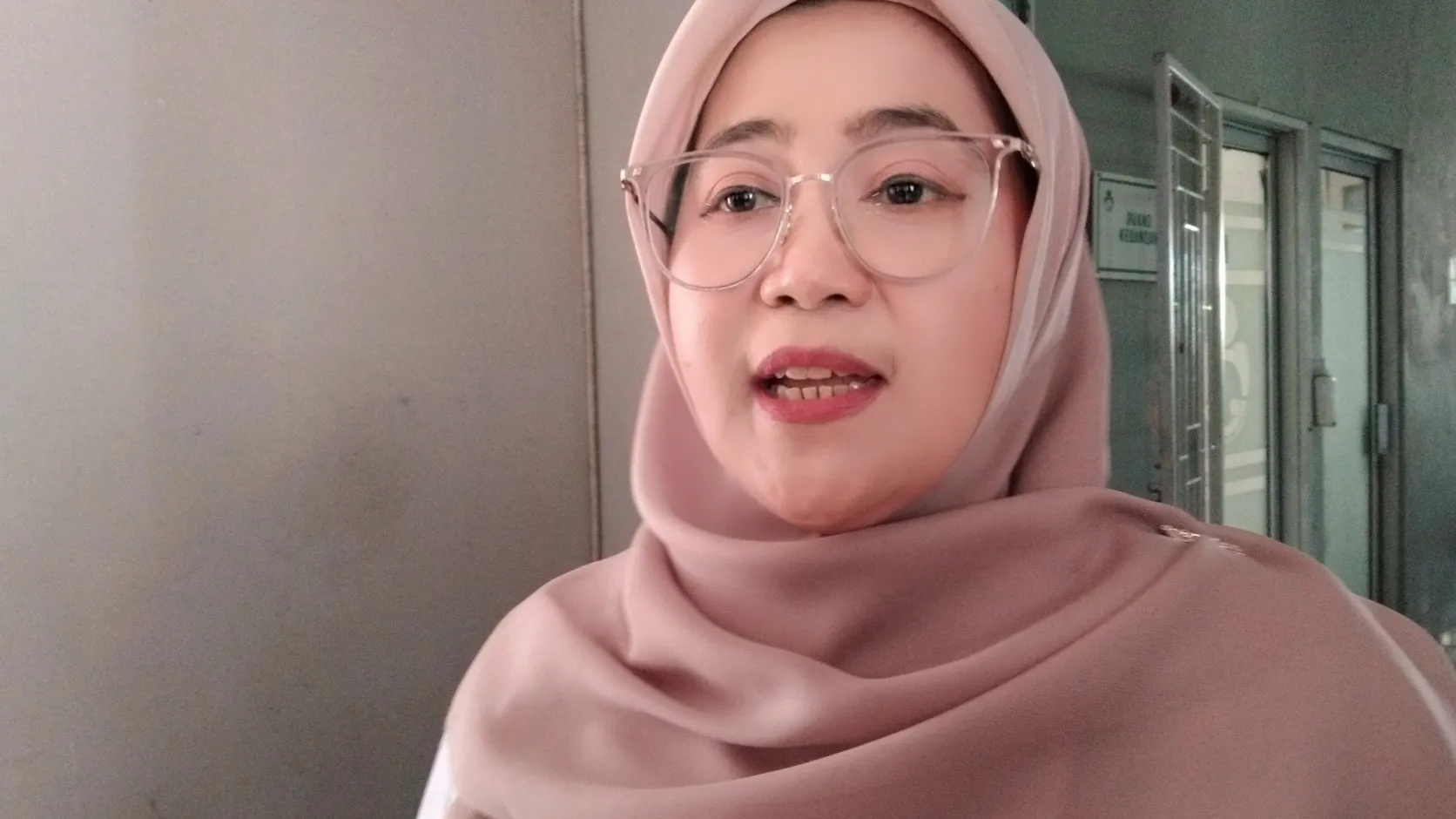 Dr. Hj. Eva Maya Mm