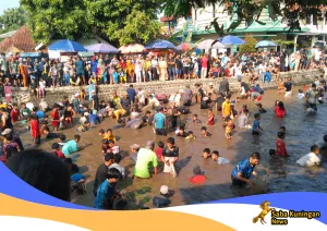 Ikan di Desa Susukan Dikepung Ribuan Warga, Penangkap Ikan Terbanyak Dapat Hadiah dari Bupati