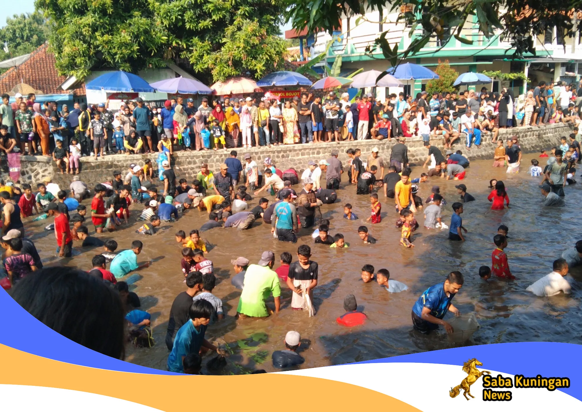 Ikan di Desa Susukan Dikepung Ribuan Warga, Penangkap Ikan Terbanyak Dapat Hadiah dari Bupati