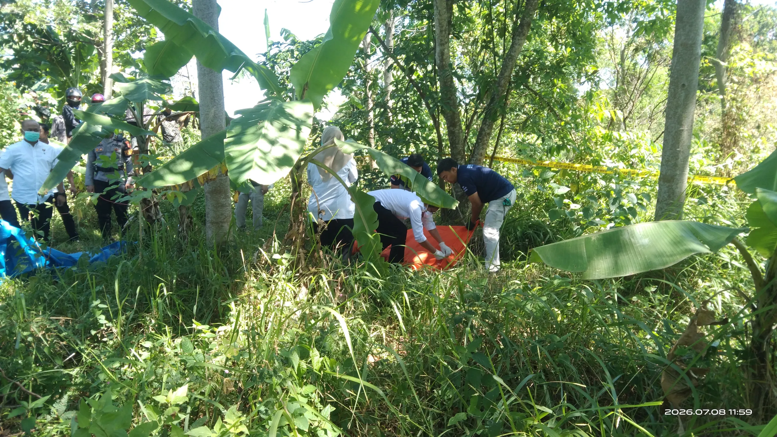 Geger”Hilang Lima Hari,Ditemukan Sudah Tak Bernyawa Di Kebun: Polisi Lakukan Olah TKP