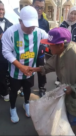Bertemu Kakek Berusia 80 Tahun, Nama Bupati Dari Dulu Sampe Sekarang? Kakek : SOEKARNO !!!