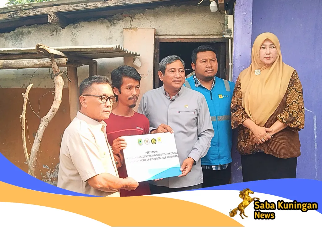 Anggota Komisi DPR RI Fraksi Gerindra menyerahkan bantuan program listrik gratis kepada masyarakat Kelurahan Cigadung, Kabupaten Kuningan.