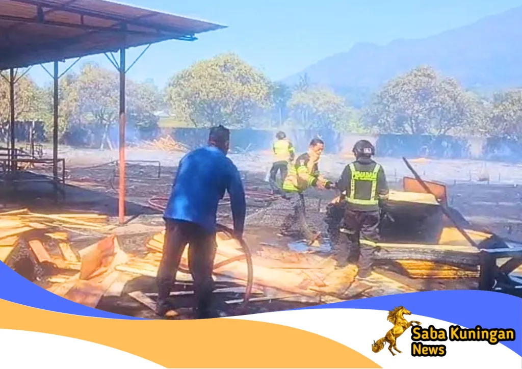Petugas Damkar Kabupaten Kuningan memadamkan kebakaran di area pabrik PT Kaliaren Jaya, Desa Kaliaren, Kecamatan Cilimus.