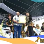 Andi Gani Nena Wea Raih Anugerah Tokoh Pinunjul Kuningan, Bupati Dian Serahkan Langsung