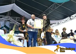 Andi Gani Nena Wea Raih Anugerah Tokoh Pinunjul Kuningan, Bupati Dian Serahkan Langsung